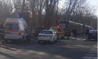 Accident cu trei mașini pe Splaiul Independenței. Una a rupt stâlpii de metal și a ajuns în parc/ Un copil a fost rănit