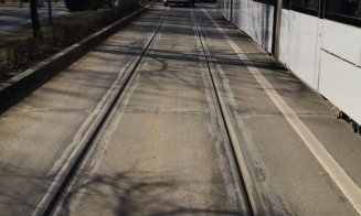 Accident cu trei mașini pe Splaiul Independenței. Una a rupt stâlpii de metal și a ajuns în parc