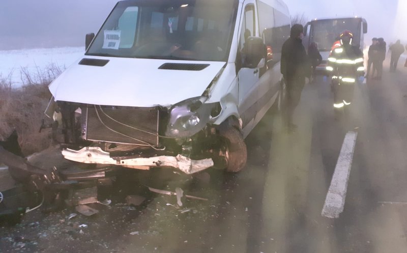 ACCIDENT în Cluj: Un şofer de 20 de ani a lovit pe contrasens un microbuz care transporta elevi. Doi minori şi un adult, au ajuns la spital