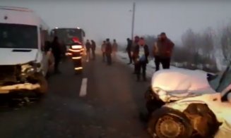 ACCIDENT în Cluj cu un microbuz şcolar. Doi copii şi un adult, transportaţi la spital