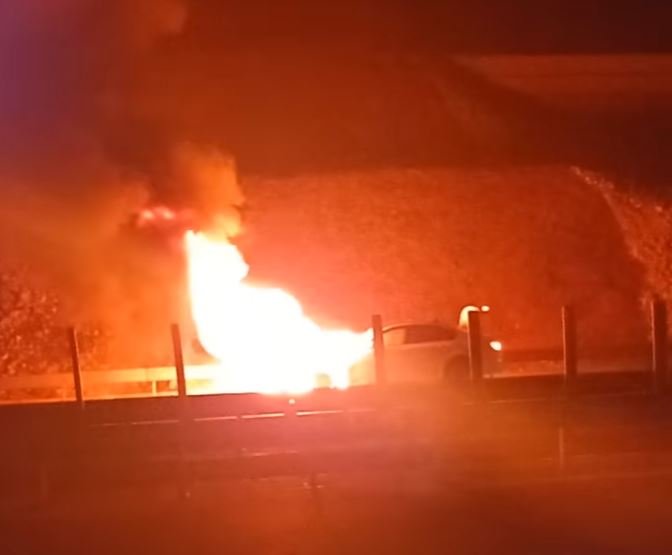 Incendiu pe Autostrada Transilvania. O mașină a ars ca o torță