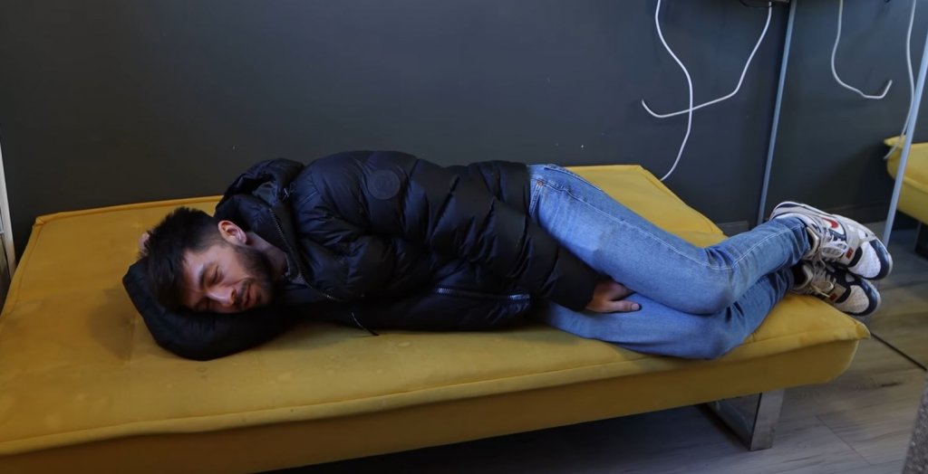 IMAGINI VIRALE Cum arată garsoniera de 11 metri pătrați din Cluj-Napoca. Mircea Bravo a încercat deja celebra canapea