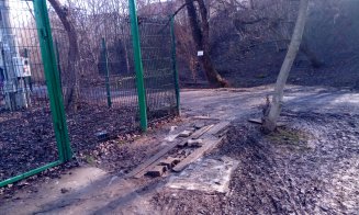 Accesul pietonal în parcul Rozelor, împotmolit în noroi