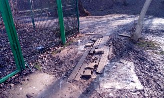 Accesul pietonal în parcul Rozelor, împotmolit în noroi