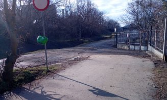 Accesul pietonal în parcul Rozelor, împotmolit în noroi