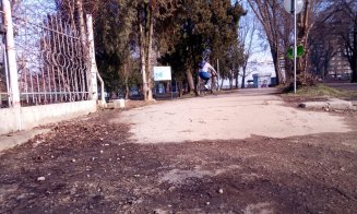 Accesul pietonal în parcul Rozelor, împotmolit în noroi