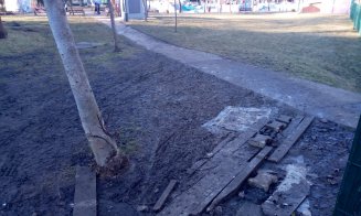 Accesul pietonal în parcul Rozelor, împotmolit în noroi