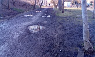 Accesul pietonal în parcul Rozelor, împotmolit în noroi