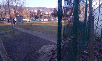 Accesul pietonal în parcul Rozelor, împotmolit în noroi