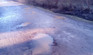 Accesul pietonal în parcul Rozelor, împotmolit în noroi