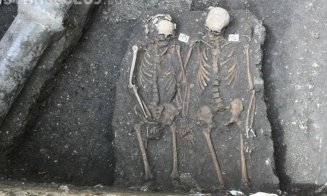 ”Romeo și Julieta de Cluj”, scheletele descoperite ținându-se de mână la Mănăstirea Franciscană. Acum, în expoziție la mall