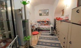 Garsonieră din Cluj-Napoca: WC-ul este ascuns după aragaz deoarece bucătăria e... în baie. Cât costă