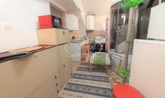 Garsonieră din Cluj-Napoca: WC-ul este ascuns după aragaz deoarece bucătăria e... în baie. Cât costă