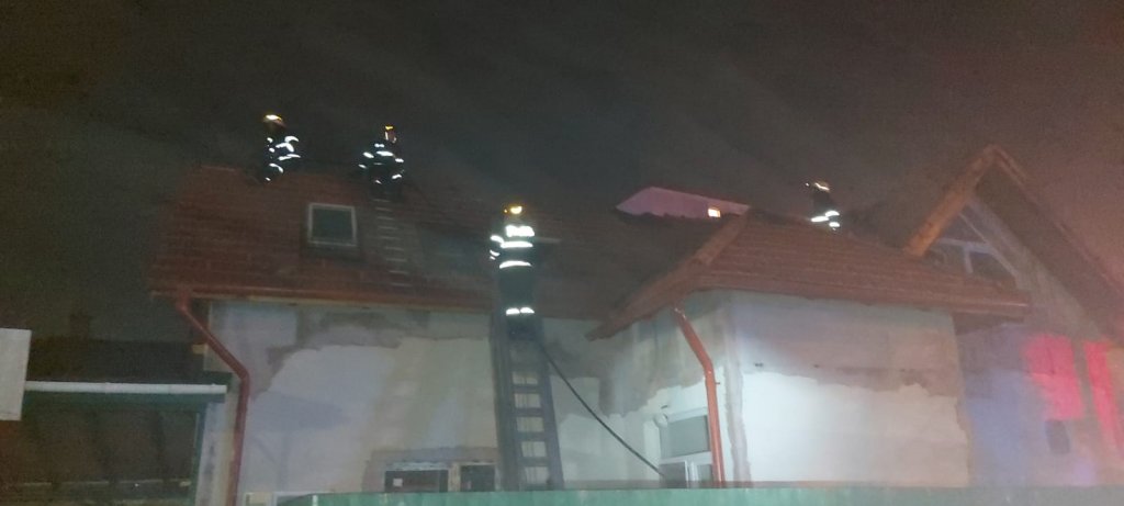 INCENDIU la o casă din Cluj-Napoca. Au ars acoperişul şi instalația electrică din mansardă
