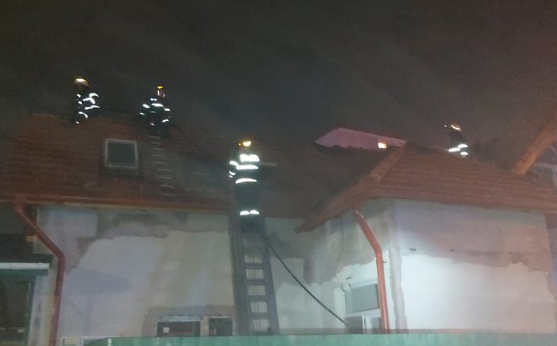 INCENDIU la o casă din Cluj-Napoca. Au ars acoperişul şi instalația electrică din mansardă
