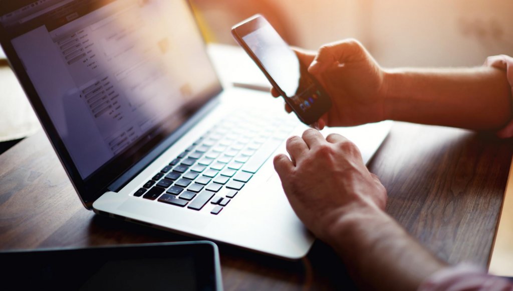 Bani pentru perfecționare digitală pentru peste 4.000 de profesori din Cluj