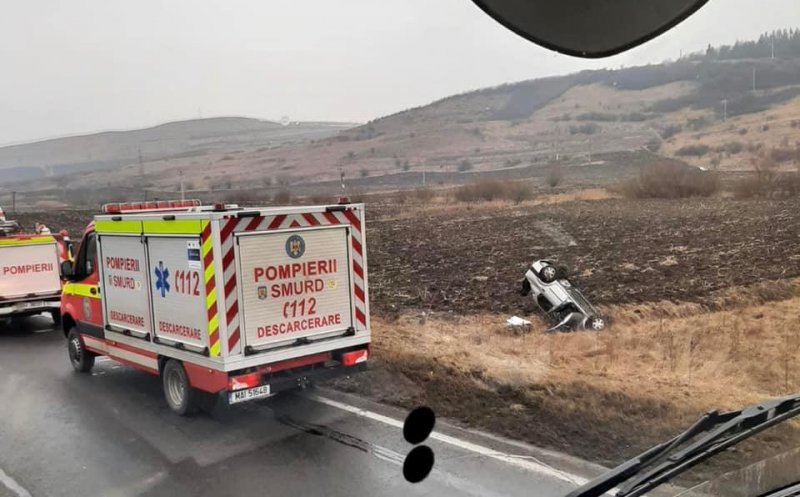 Accident pe Cluj-Turda. A zburat de pe drum și ajuns cu roțile-n sus pe câmp/ Șoferul era băut