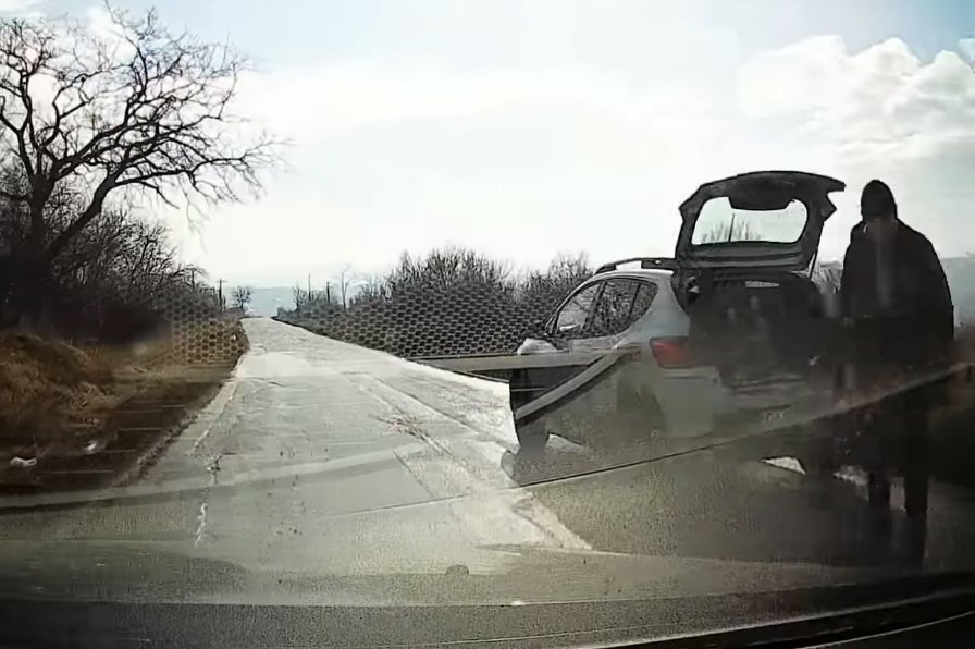 Spirit civic à la Cluj: A luat mistria şi a început să astupe singur gropile de pe strada Lombului