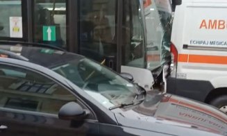 Haos pe Horea. Accident în lanț, după un impact între un autobuz și o ambulanță