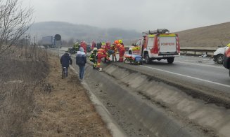 Impact frontal între două mașini pe Vâlcele-Apahida. O persoană a rămas încarcerată/ Trafic blocat