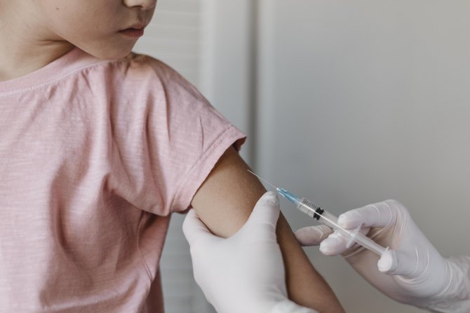 COVID: Marea Britanie a decis să demareze vaccinarea copiilor între 5-11 ani