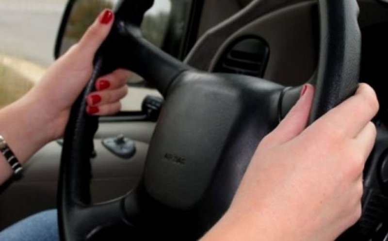 Clujeancă, prinsă la volan fără permis. Mașina era luată cu împrumut