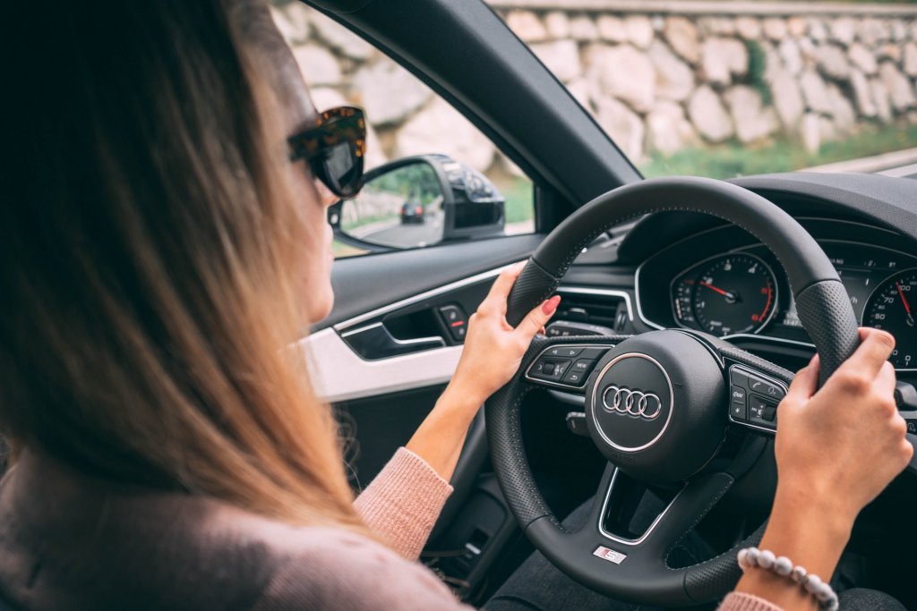 I-a murit maşina în intersecţia Câmpului cu Frunzişului. Din 300 de şoferi, 299 au înjurat, iar unul a AJUTAT