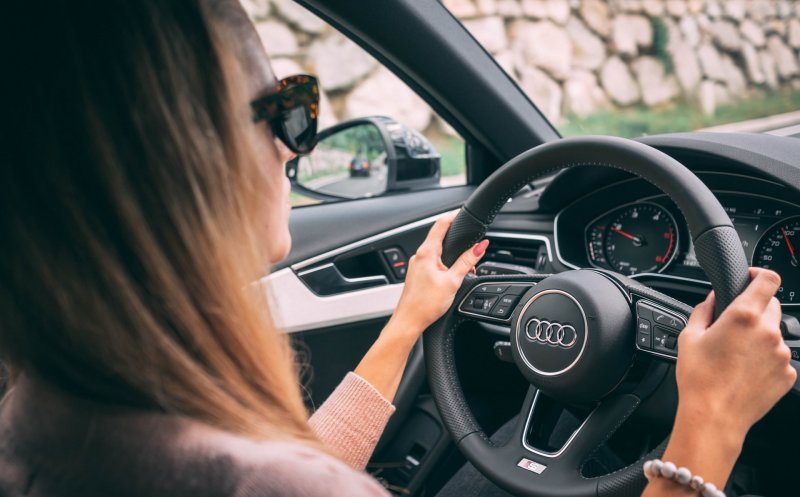 I-a murit maşina în intersecţia Câmpului cu Frunzişului. Din 300 de şoferi, 299 au înjurat, iar unul a AJUTAT