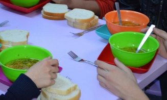 Verde pentru programul „o masă caldă” în patru școli din Cluj-Napoca. Care sunt acestea