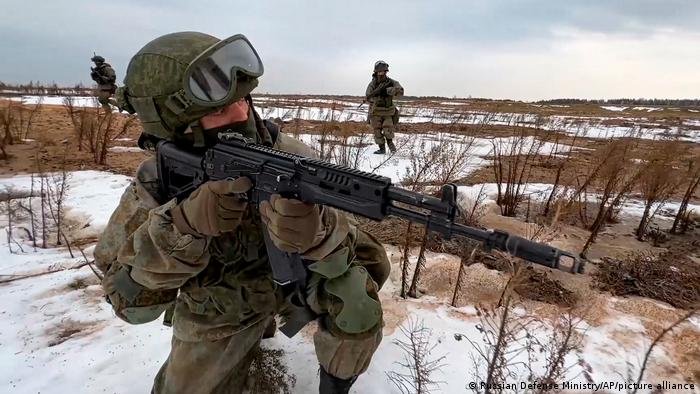 Armata rusă are ordin de la Putin să intre în Donețk și Lugansk pentru „menținerea păcii”