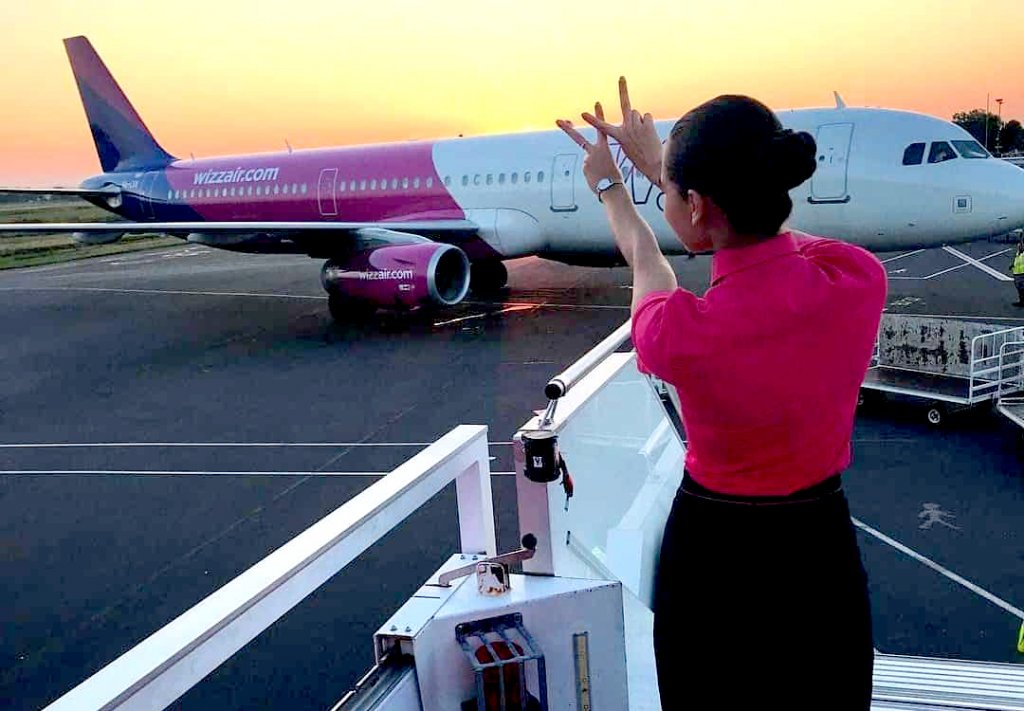Stewardesă la Wizz Air sau Blue Air: Ce salarii oferă cele două companii low-cost care operează în România
