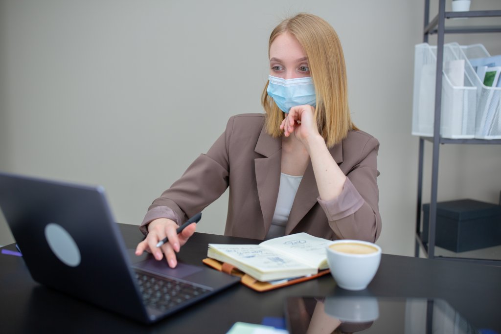 ANAF: De la 1 martie, firmele și PFA-urile sunt obligate să folosească semnătura electronică