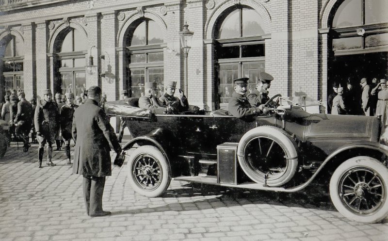 Gara Cluj (1916). Cine sunt oamenii din autovehicul