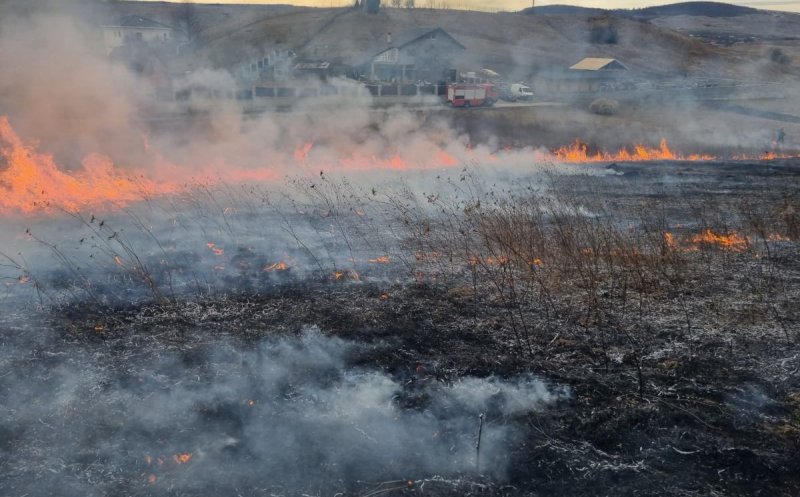 Gospodarii clujeni au provocat 18 incendii de vegetație în ultimele zile. ISU avertizează că unii îşi riscă viaţa astfel, nu doar bunurile