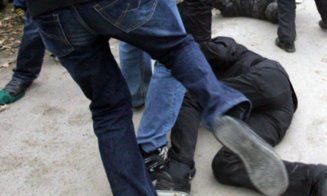 Clujean, atacat și bătut în plină stradă de patru indivizi. Agresorii au fost prinși