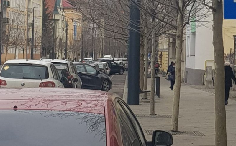 Clujenii, molipsiți de "manevra Anda Adam". Mașini parcate în serie pe pista de biciclete de pe Horea