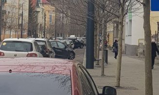 Clujenii, molipsiți de "manevra Anda Adam". Mașini parcate în serie pe pista de biciclete de pe Horea