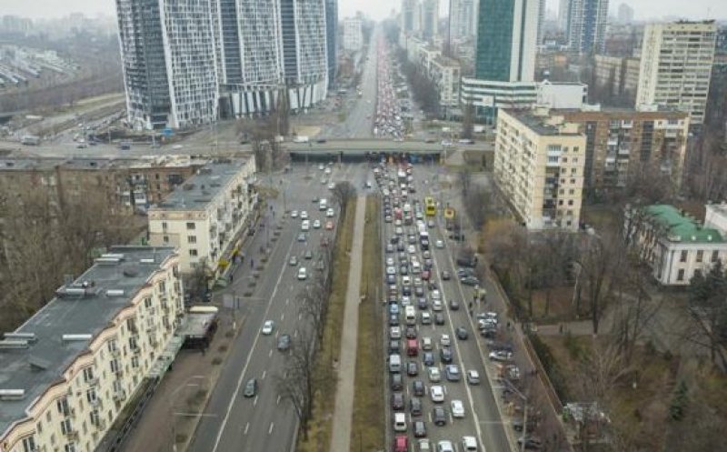 Panică uriașă la Kiev: oamenii fug din calea războiului și se formează cozi imense