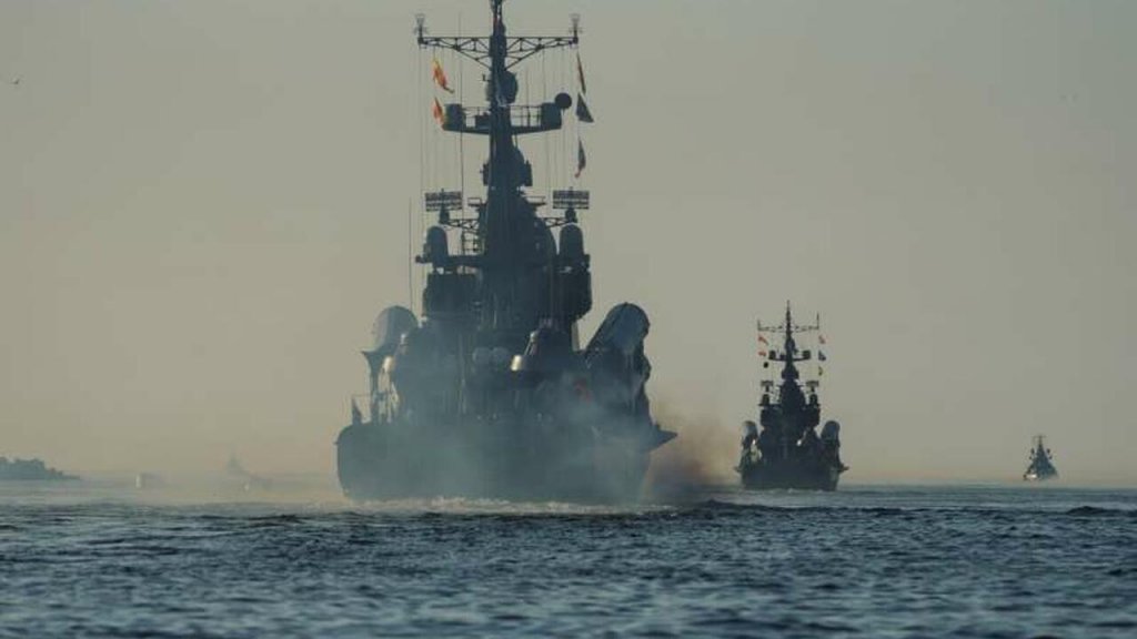 Vas rus de război în Marea Neagră, la limita de nord a Zonei Economice Exclusive a României. Deviază sau oprește nave comerciale