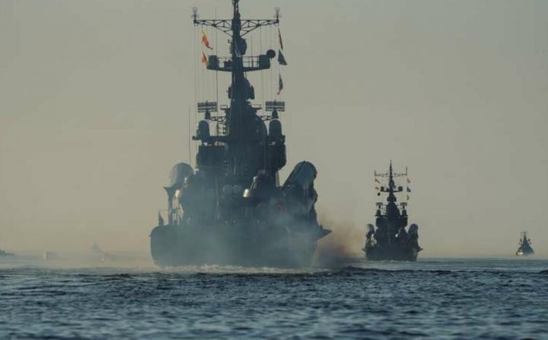 Vas rus de război în Marea Neagră, la limita de nord a Zonei Economice Exclusive a României. Deviază sau oprește nave comerciale