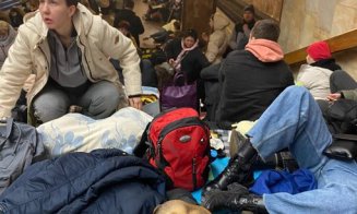 Civili din Ucraina, înghesuiţi în staţiile de metrou, de frica atacurilor aeriene rusești