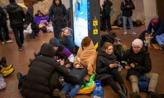 Civili din Ucraina, înghesuiţi în staţiile de metrou, de frica atacurilor aeriene rusești