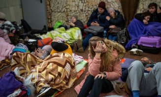 Civili din Ucraina, înghesuiţi în staţiile de metrou, de frica atacurilor aeriene rusești