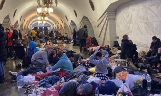 Civili din Ucraina, înghesuiţi în staţiile de metrou, de frica atacurilor aeriene rusești