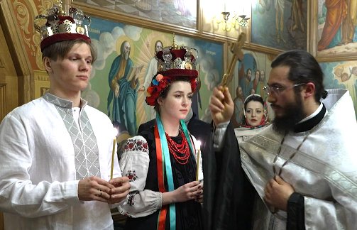 NUNTĂ sub raiduri aeriene: Doi tineri din Kiev şi-au oficiat căsătoria în timp ce armata rusă invada Ucraina