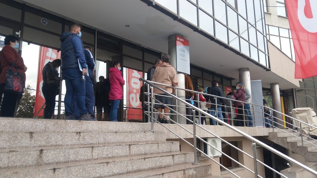 Facturi mari și uși închise la E.ON Cluj. Nu se intră decât cu programare