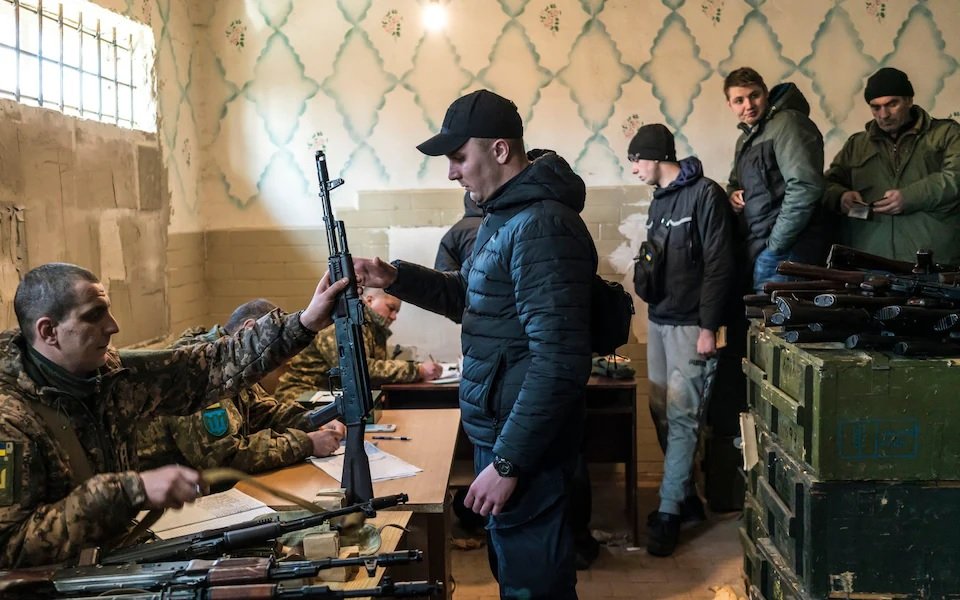Autoritățile din Kiev au distribuit 25.000 de arme automate civililor