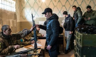 Autoritățile din Kiev au distribuit 25.000 de arme automate civililor