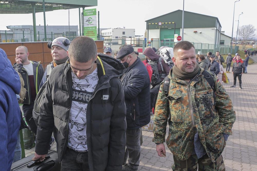 Zeci de mii de ucraineni se întorc acasă din toată Europa pentru a lupta împotriva invaziei Rusiei