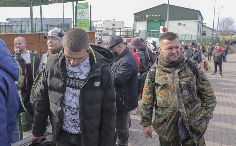Zeci de mii de ucraineni se întorc acasă din toată Europa pentru a lupta împotriva invaziei Rusiei